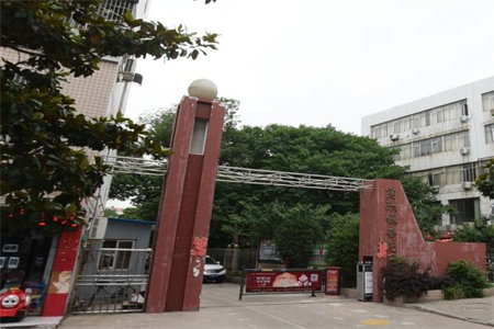 高级中学家属院紧邻高级中学中档装修证满五年送小院